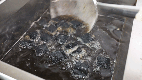 黑色经典又又又搞新花样!首创臭豆腐汉堡,吃完后直呼...真香!