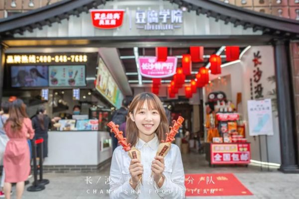 黑色经典又又又搞新花样!首创臭豆腐汉堡,吃完后直呼...真香!