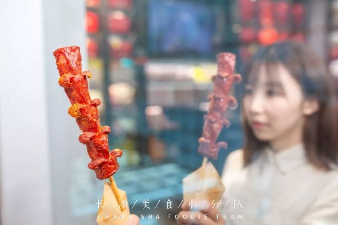 黑色经典又又又搞新花样!首创臭豆腐汉堡,吃完后直呼...真香!