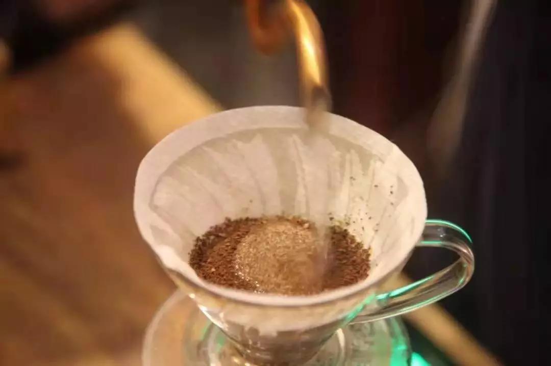 手冲咖啡的10个实用技巧，3分钟教你学会冲咖啡！