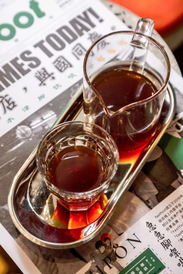 这家墨绿色的咖啡店,特调居然是藤椒味的...