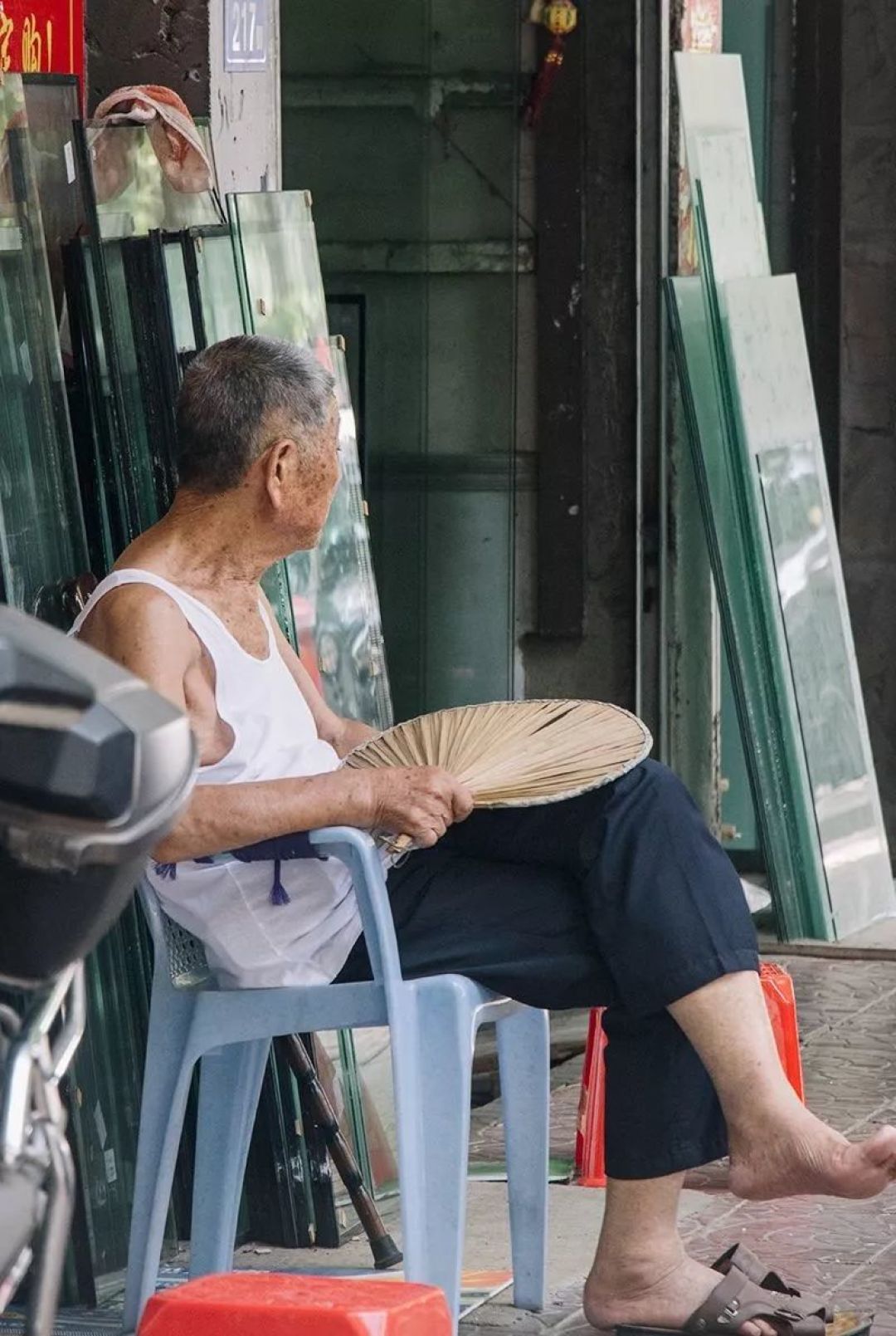 晨光熹微的清早,巷口的爷爷悠悠挥着蒲扇,穿着宽松的乘凉小背心,耷拉