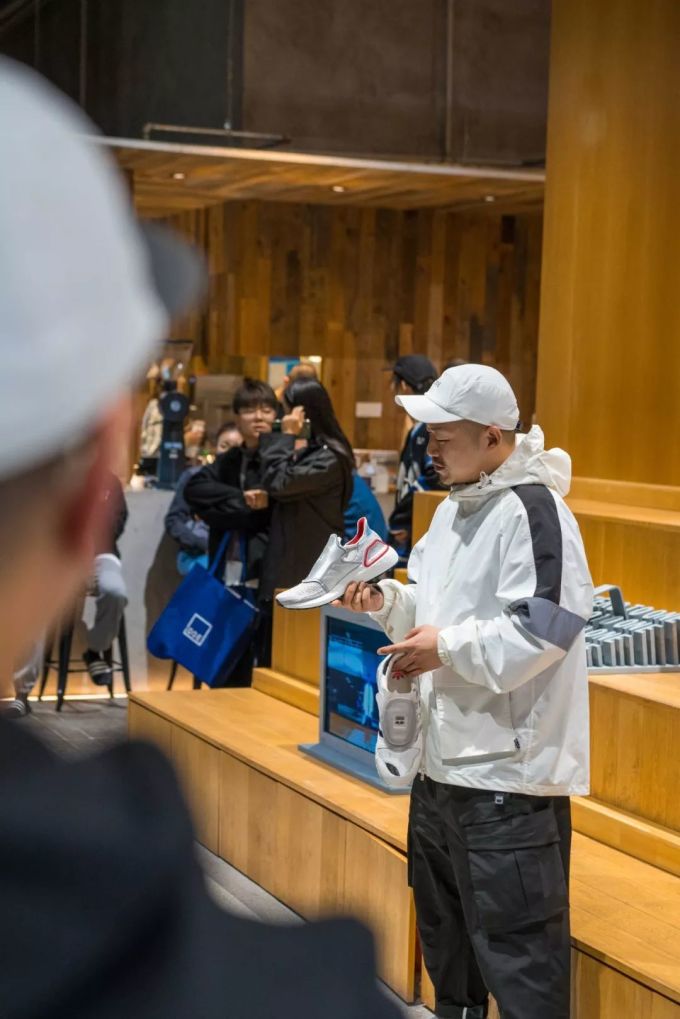 潮闻快食 | adidas Originals的极寒生存室长什么样?ROARINGWILD与JONY J推出限定系列