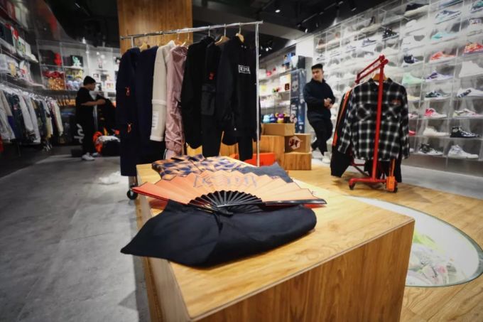潮闻快食 | adidas Originals的极寒生存室长什么样?ROARINGWILD与JONY J推出限定系列