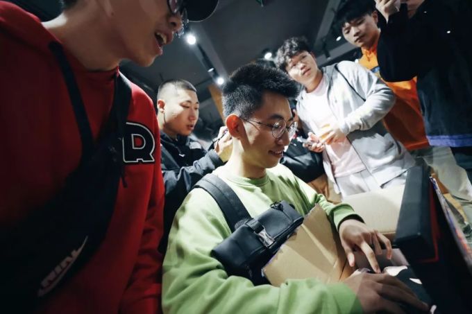 潮闻快食 | adidas Originals的极寒生存室长什么样?ROARINGWILD与JONY J推出限定系列