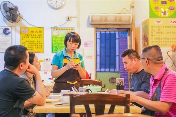 3人花了222元,我们在城中村吃了一头猪!