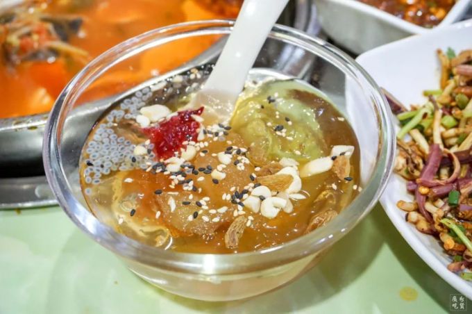绕了3层楼才找到的「酸汤鱼火锅」,电视台人吃了20年…