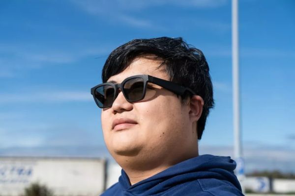 戴着 Bose Frames 智能音频眼镜时,能否“耳聪”且“目明”?