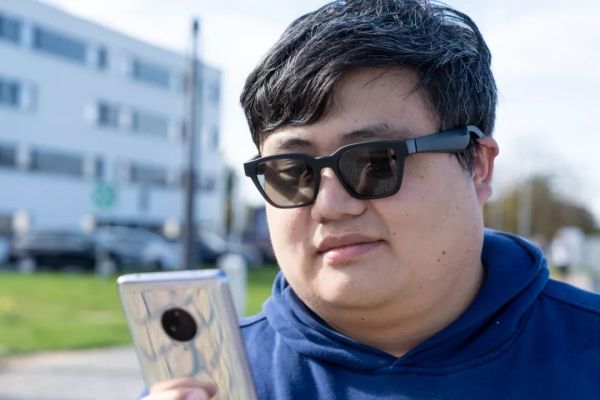 戴着 Bose Frames 智能音频眼镜时,能否“耳聪”且“目明”?