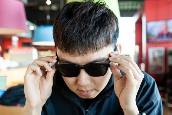 戴着 Bose Frames 智能音频眼镜时,能否“耳聪”且“目明”?