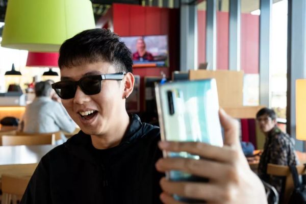 戴着 Bose Frames 智能音频眼镜时,能否“耳聪”且“目明”?