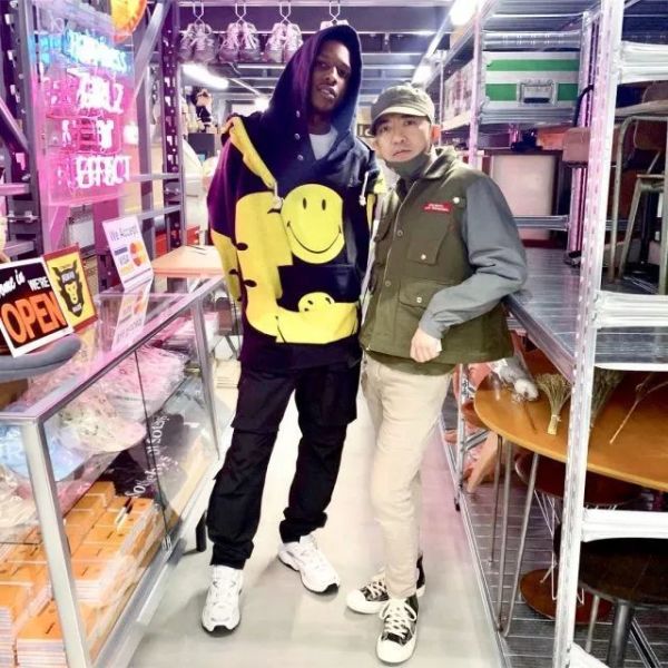 笑脸很火,但该怎么穿呢?(编辑部男孩演绎笑脸穿搭)