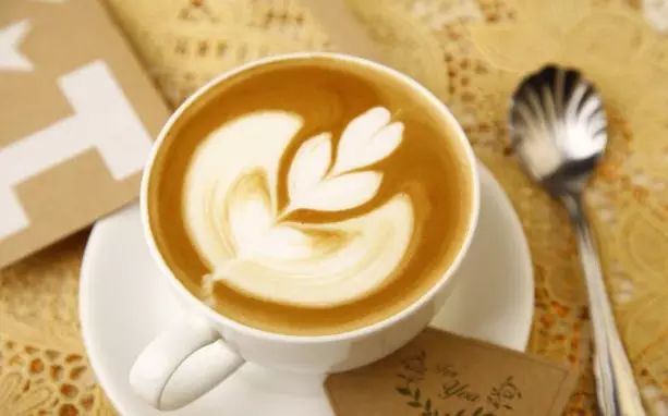 工作时，靠一杯接一杯的咖啡来提神？5张图看懂15种日常饮料中的咖啡因含量