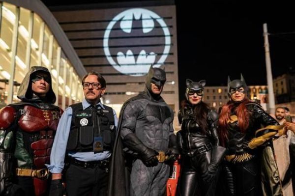 iQOO Pro 5G版蝙蝠侠礼盒图赏:Batman,80岁生日快乐~