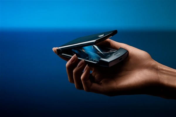 经典刀锋V3重生：MOTOROLA 摩托罗拉 Razr 发布，全球首款折叠屏翻盖手机