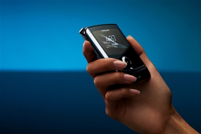 经典刀锋V3重生：MOTOROLA 摩托罗拉 Razr 发布，全球首款折叠屏翻盖手机
