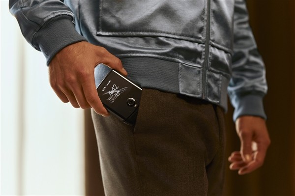 经典刀锋V3重生：MOTOROLA 摩托罗拉 Razr 发布，全球首款折叠屏翻盖手机