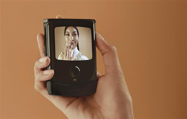 经典刀锋V3重生：MOTOROLA 摩托罗拉 Razr 发布，全球首款折叠屏翻盖手机