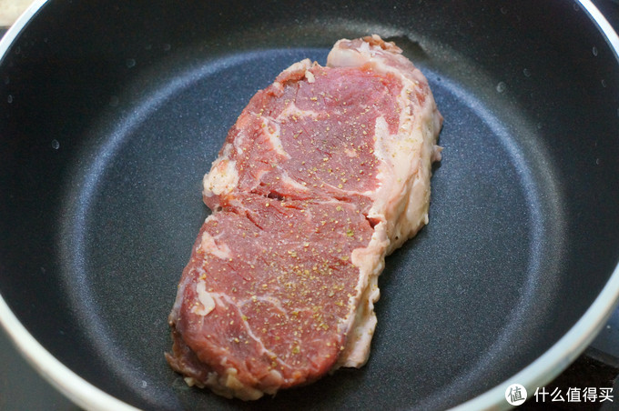 没烤架、没低温慢煮机，也能教你自己在家里煎出一块外焦里嫩的绝世牛排。