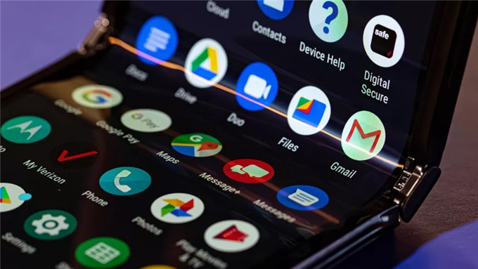 经典刀锋V3重生：MOTOROLA 摩托罗拉 Razr 发布，全球首款折叠屏翻盖手机