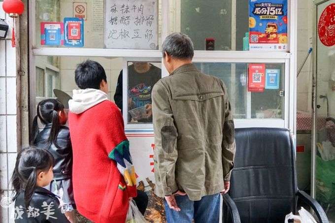 康二姐旁边的门卫室盆盆兔,花200元快递费也要吃