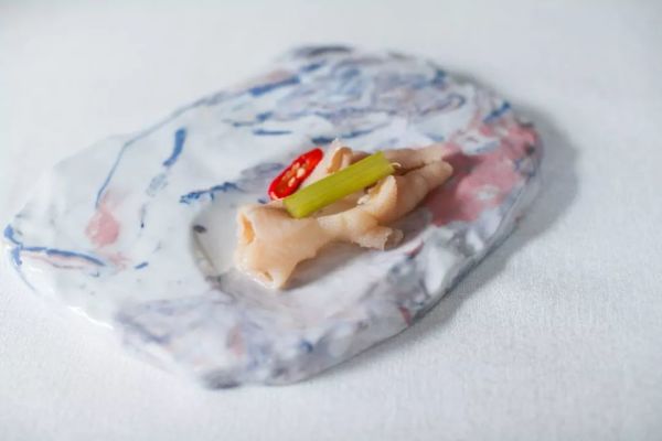 水煮牛肉配红酒,魔都第一家米其林川菜值得去吃吗?