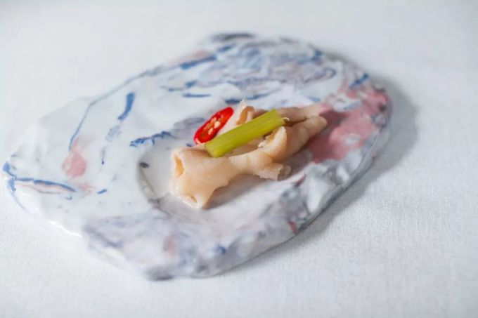水煮牛肉配红酒,魔都第一家米其林川菜值得去吃吗?