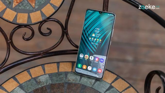 三星Galaxy A90 5G玩了手“减法”,换来了更亲民的印象
