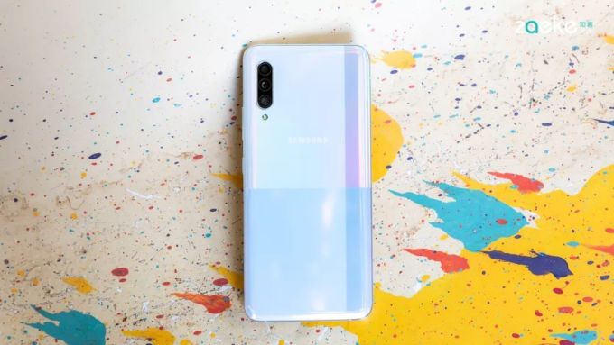 三星Galaxy A90 5G玩了手“减法”,换来了更亲民的印象