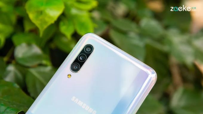 三星Galaxy A90 5G玩了手“减法”,换来了更亲民的印象