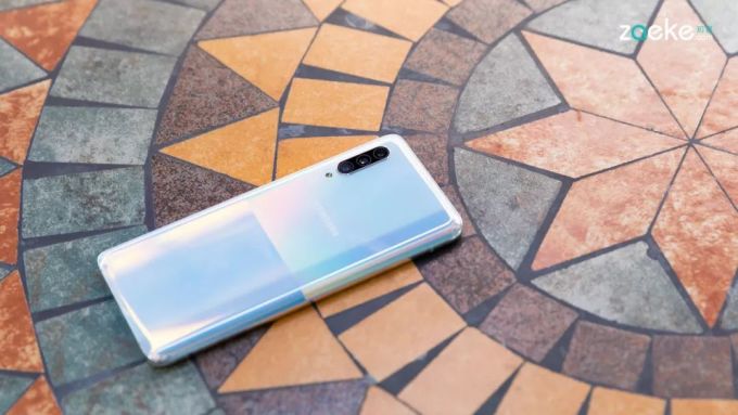 三星Galaxy A90 5G玩了手“减法”,换来了更亲民的印象