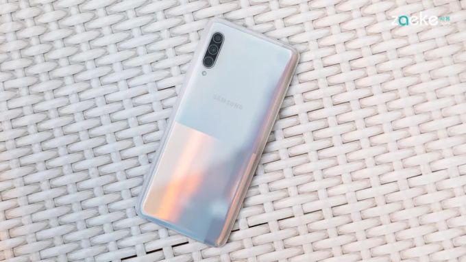 三星Galaxy A90 5G玩了手“减法”,换来了更亲民的印象
