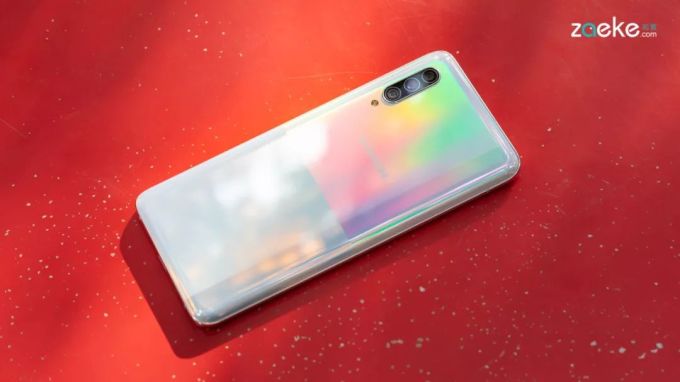 三星Galaxy A90 5G玩了手“减法”,换来了更亲民的印象