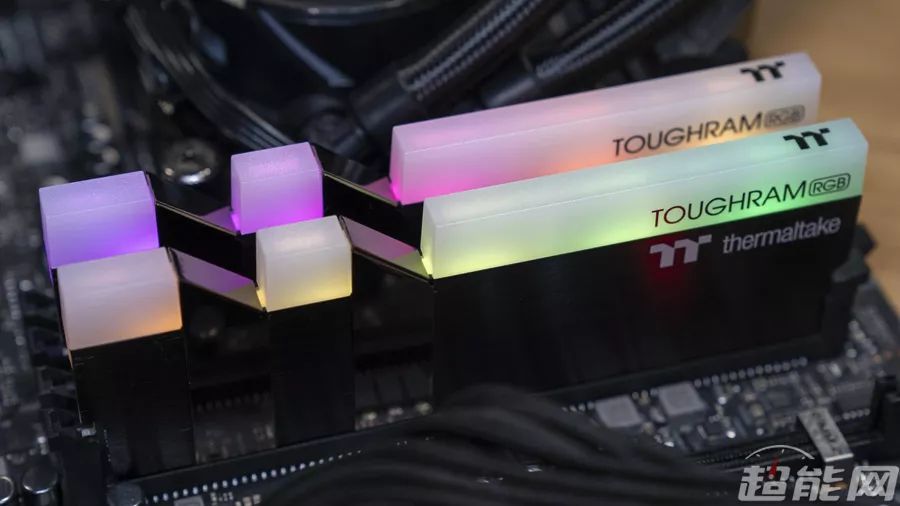 Tt ToughRAM RGB内存评测：独特的造型，强大的灯效控制