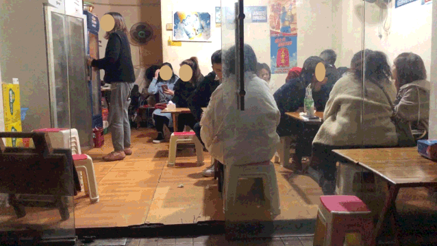 排队2小时的巷子烧烤,老板每天都在劝退...