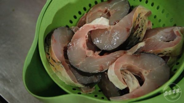 传说中的东北神菜铁锅炖烀饼子,在家也能轻松搞定