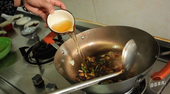 传说中的东北神菜铁锅炖烀饼子,在家也能轻松搞定