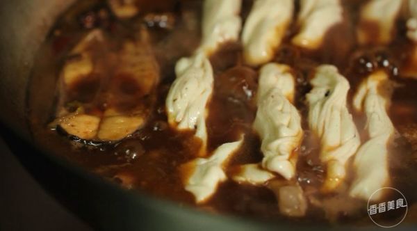传说中的东北神菜铁锅炖烀饼子,在家也能轻松搞定