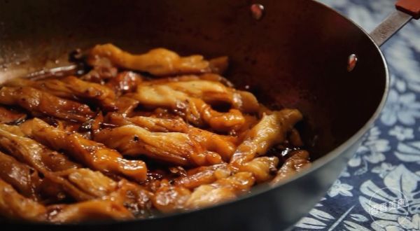 传说中的东北神菜铁锅炖烀饼子,在家也能轻松搞定