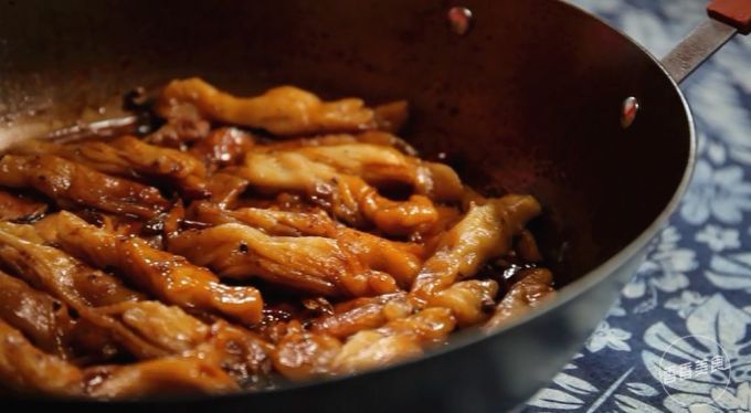 传说中的东北神菜铁锅炖烀饼子,在家也能轻松搞定