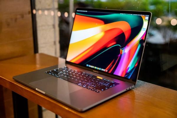 全新登场的 MacBook Pro 16,其实更应该说是“重新回归”