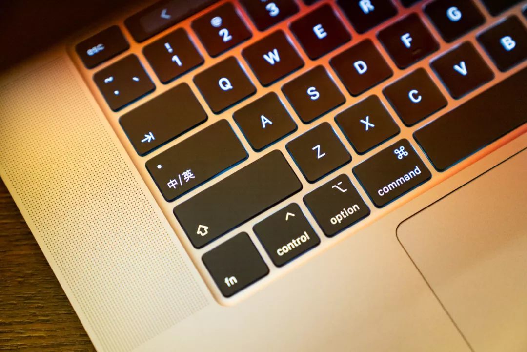 全新登场的 MacBook Pro 16，其实更应该说是“重新回归”