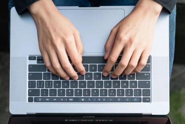 全新登场的 MacBook Pro 16,其实更应该说是“重新回归”