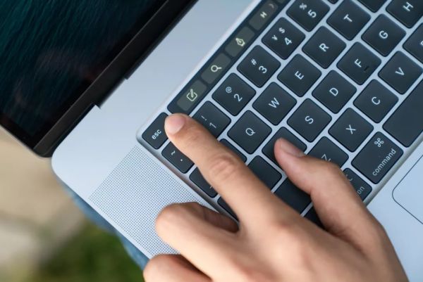 全新登场的 MacBook Pro 16,其实更应该说是“重新回归”