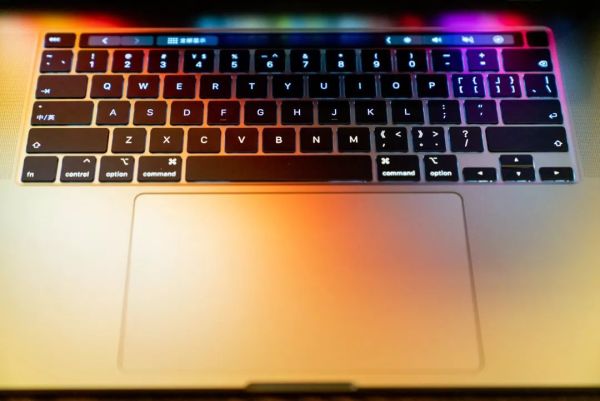全新登场的 MacBook Pro 16,其实更应该说是“重新回归”