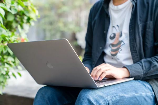 全新登场的 MacBook Pro 16,其实更应该说是“重新回归”