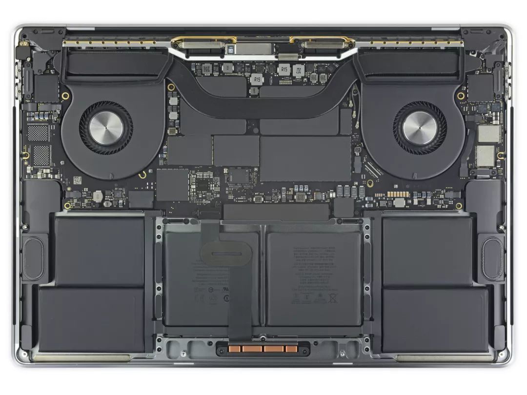 全新登场的 MacBook Pro 16，其实更应该说是“重新回归”