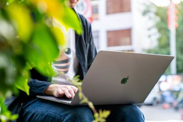 全新登场的 MacBook Pro 16,其实更应该说是“重新回归”