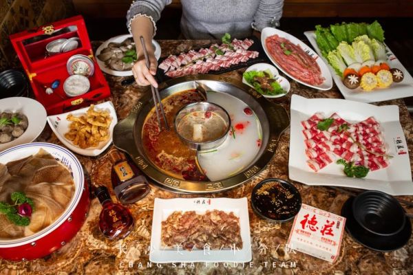 服务员是个机器人?!那个“喝汤品酒涮毛肚”的德庄火锅变了!