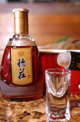 服务员是个机器人?!那个“喝汤品酒涮毛肚”的德庄火锅变了!